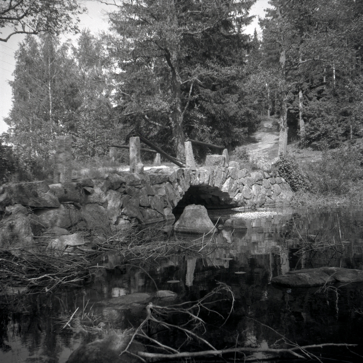 En stenvalvsbro vid Mjösjön, sedd från nya landsvägen.