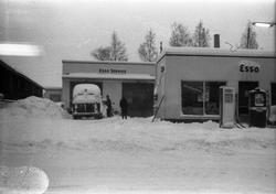 Snørikt gatebilde fra Lena, muligens vinteren 1962/63. Bilde