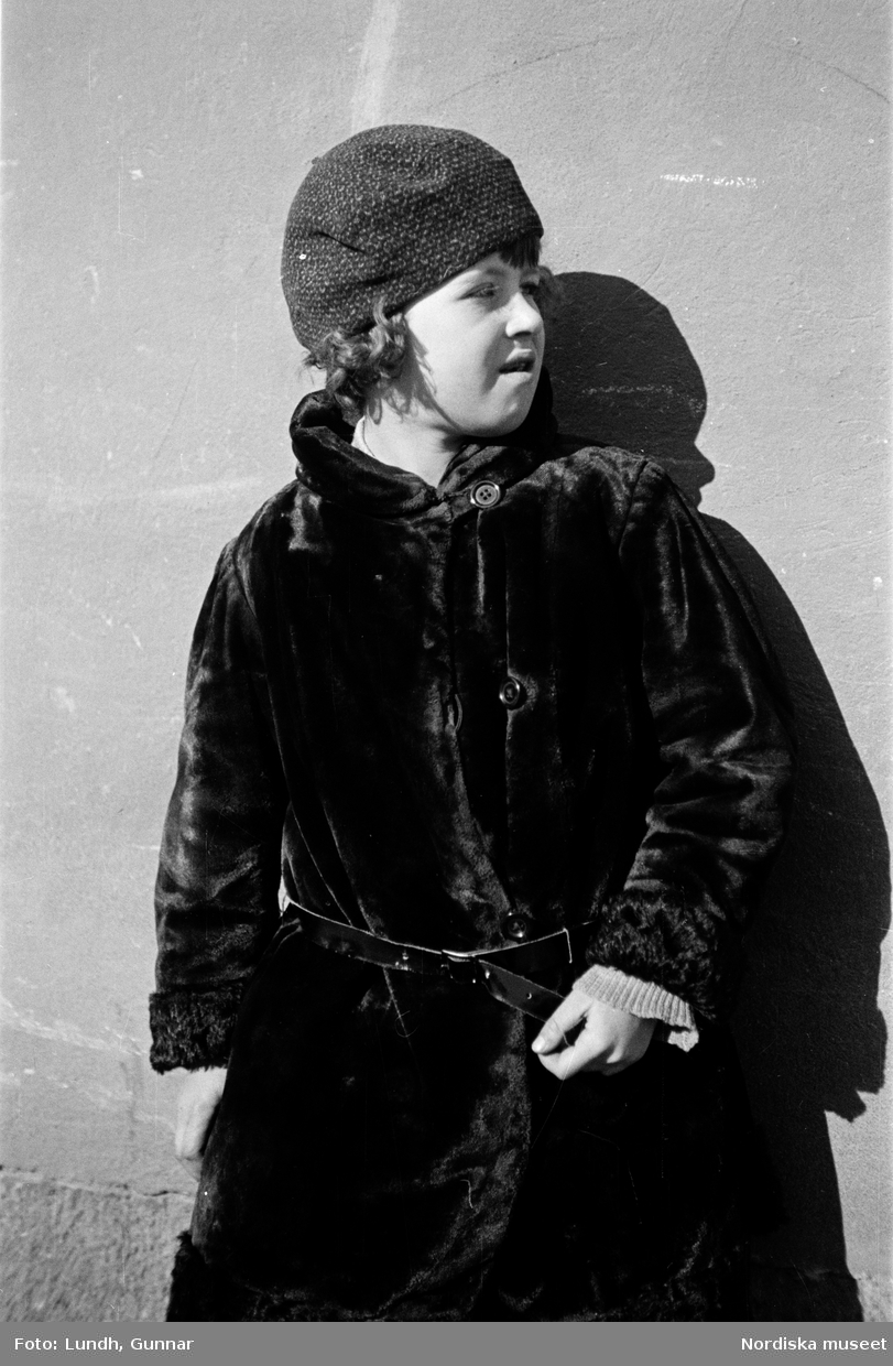 Motiv: Ulla-Britta, Astor, Alva:
Porträtt av en kvinna en man troligen Astor Lundh och ett barn.