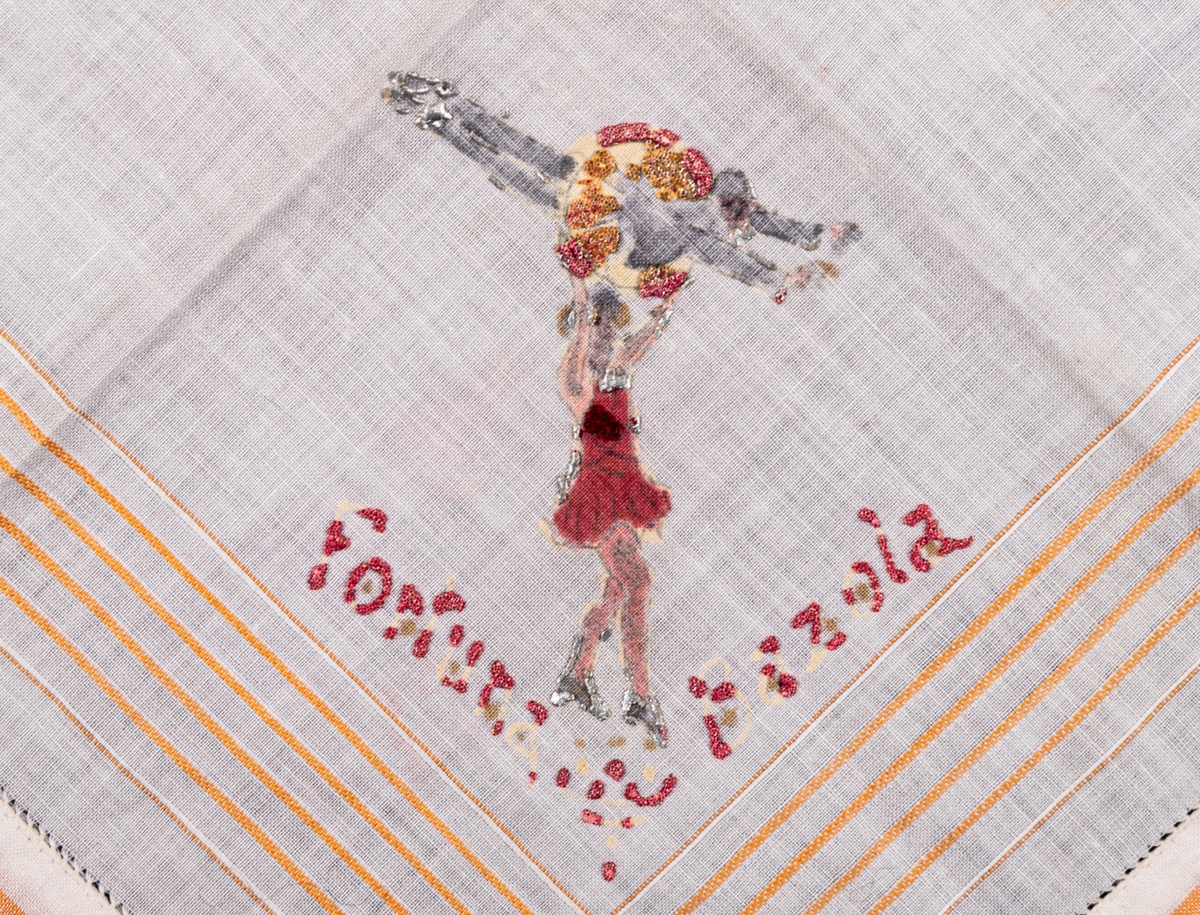 Vit näsduk med ränder i svagt orange. I hörnet finns ett handmålatmotiv på cirkusnummer med text under: Fortuna Bazola.