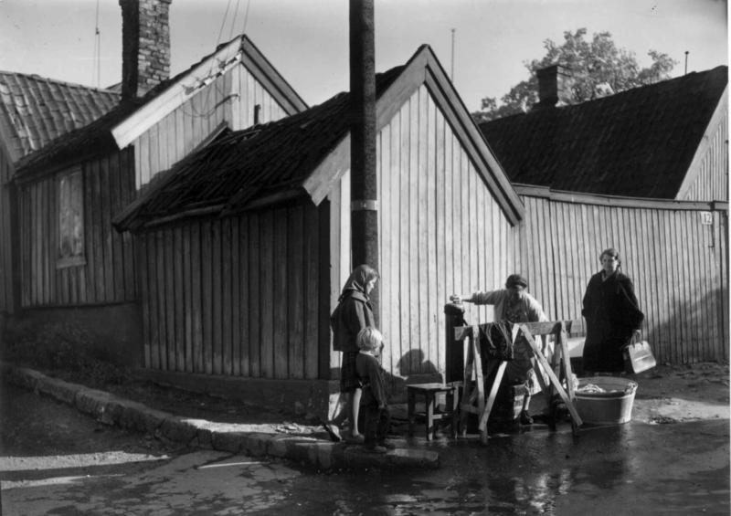 Klesvask ute ved vannposten foran Johannes gate 12/14 i 1959. (Foto/Photo)