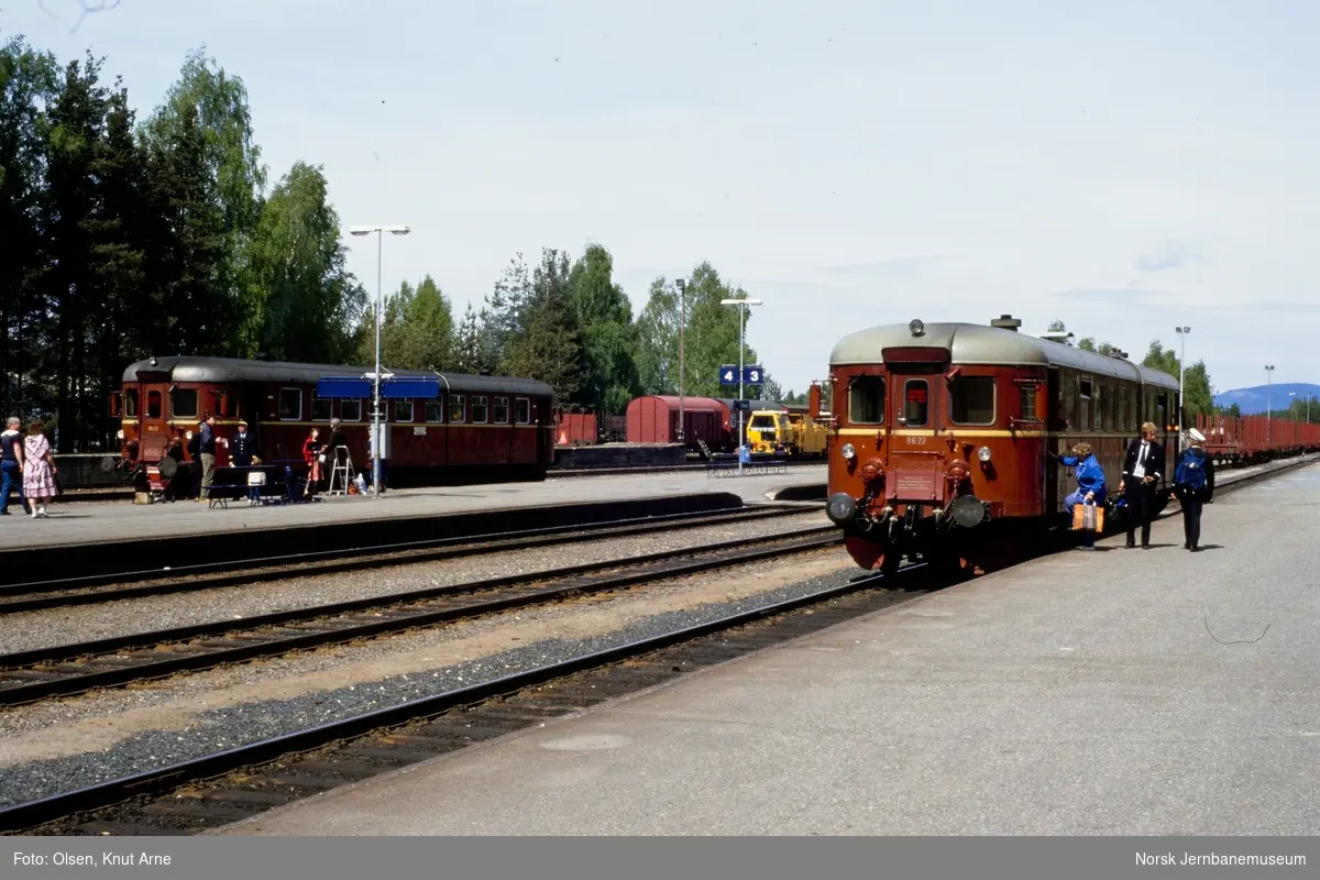 Dieselmotorvogn BM 86 22 med persontog til Kongsvinger på Elverum stasjon. Bak til venstre dieselmotorvogn BM 86 23 med persontog til Hamar