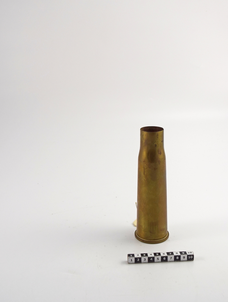 Hylsa till 37 mm projektil.
(Har tidigare haft inv.nr K 1141, som upptog ett flertal föremål)
Ituskuren i tre delar (1998)