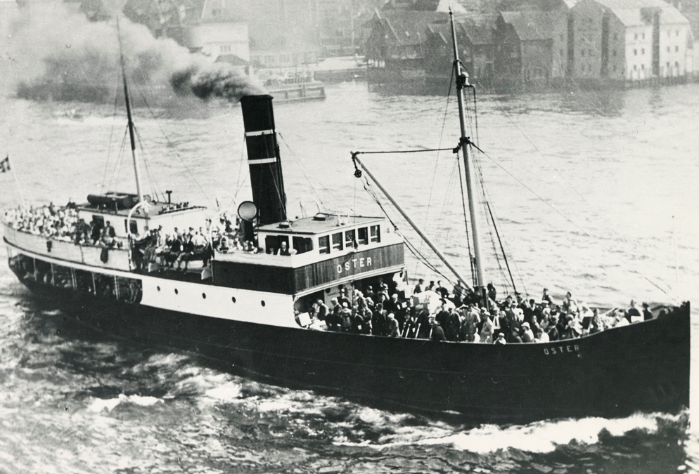 Motivet viser DS OSTER (bygget 1908) på vei ut fra Bergen havn.