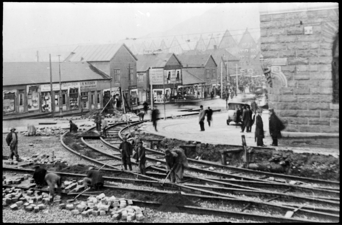Nyanläggning av spårväg i Bergen den 10 maj 1922.