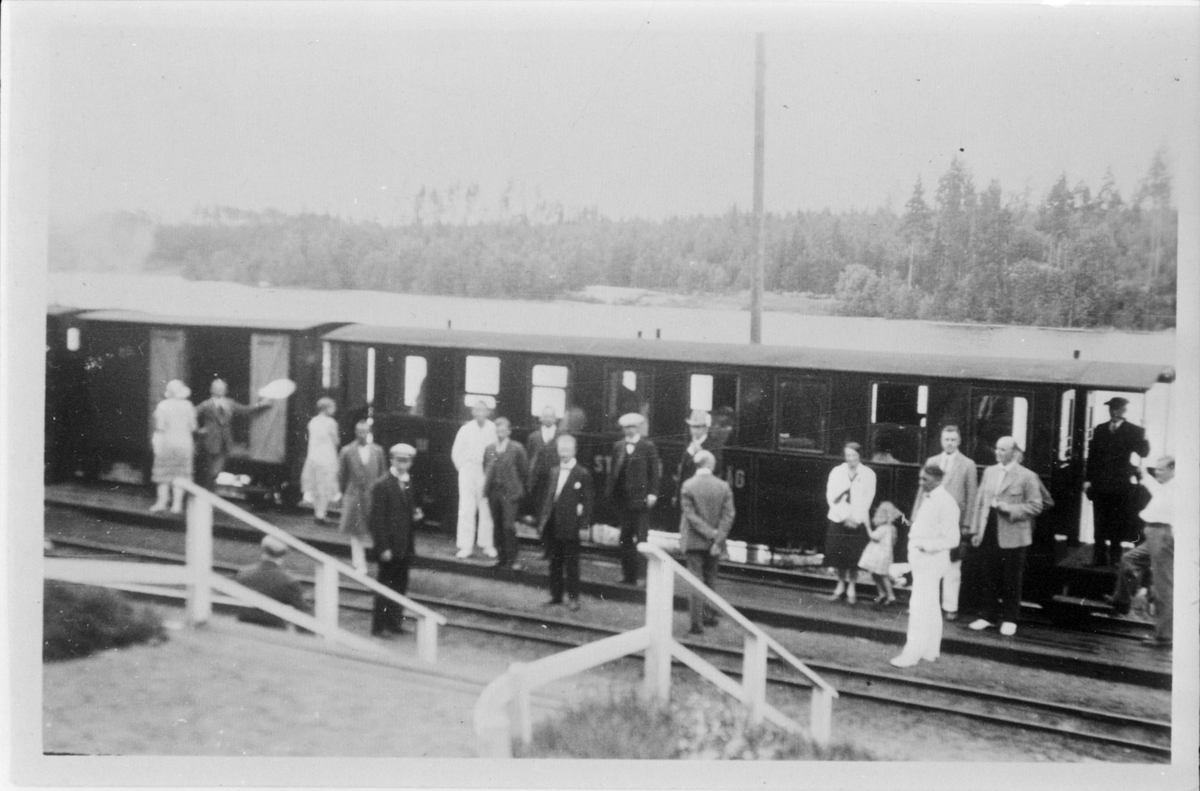 Resande till Stavsjö Järnväg ångtåg på Virå station.