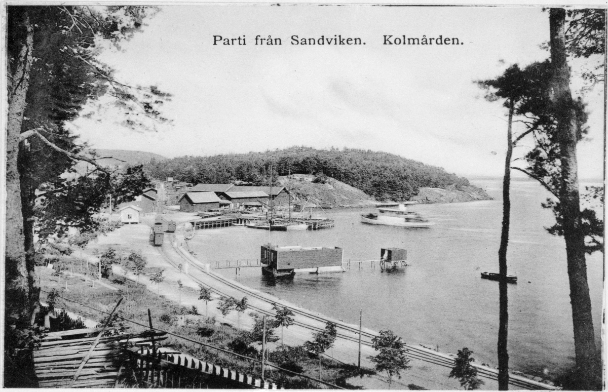 Kolmården station till vänster i bild. Sandvikens lastageplats med ångbåt på ingång ses mitt i bild.