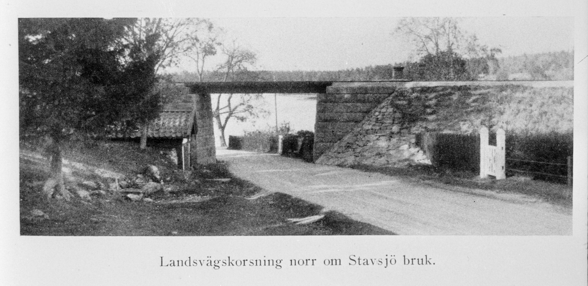 Järnvägsbro strax norr om Stavsjö Bruk på Nyköpingsvägen mellan Nyköping och Norrköping.