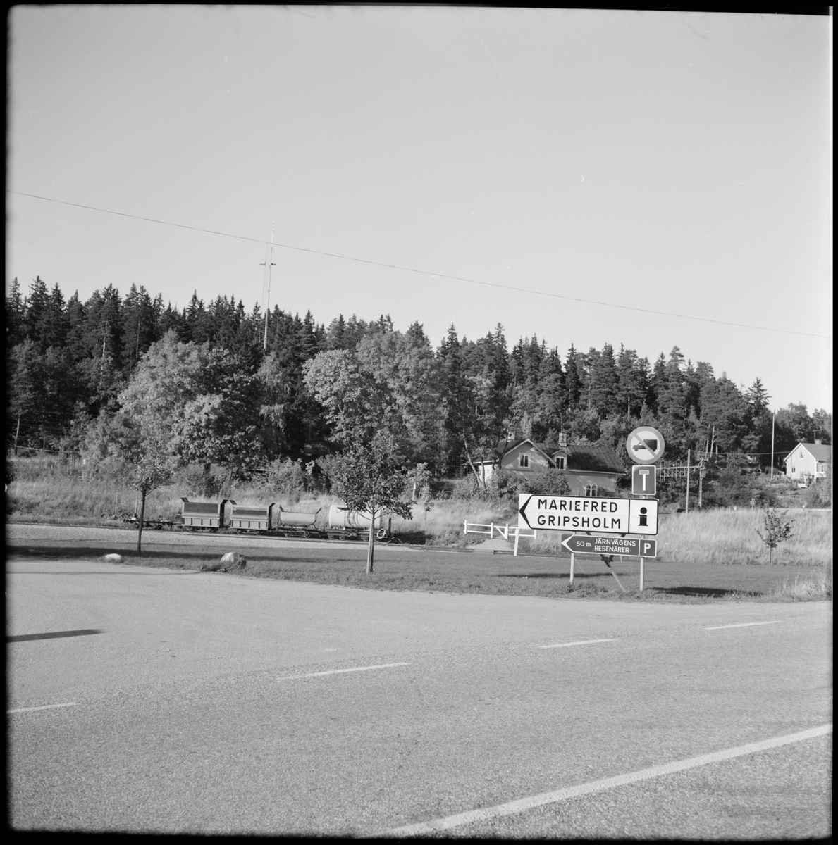 Hänvisning till parkeringsplats och information för besökare till Museijärnvägen, Östra Södermanlands Järnväg, ÖSlJ.