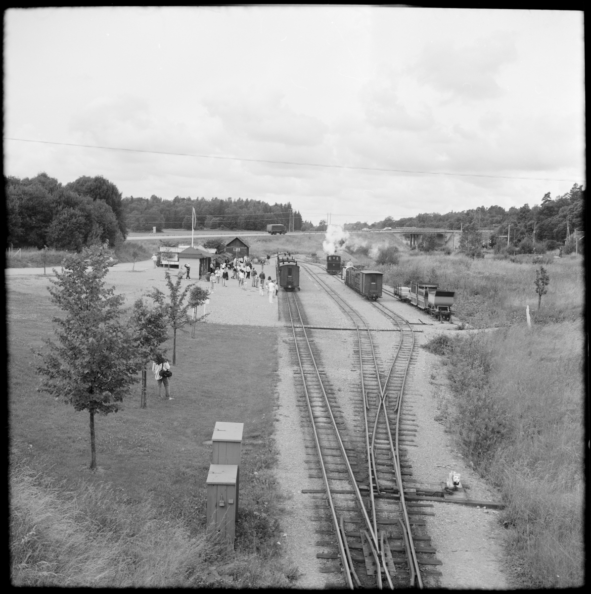 Vy över Museijärnvägen, Östra Södermanlands Järnväg, ÖSlJ järnvägsstation Läggesta södra.