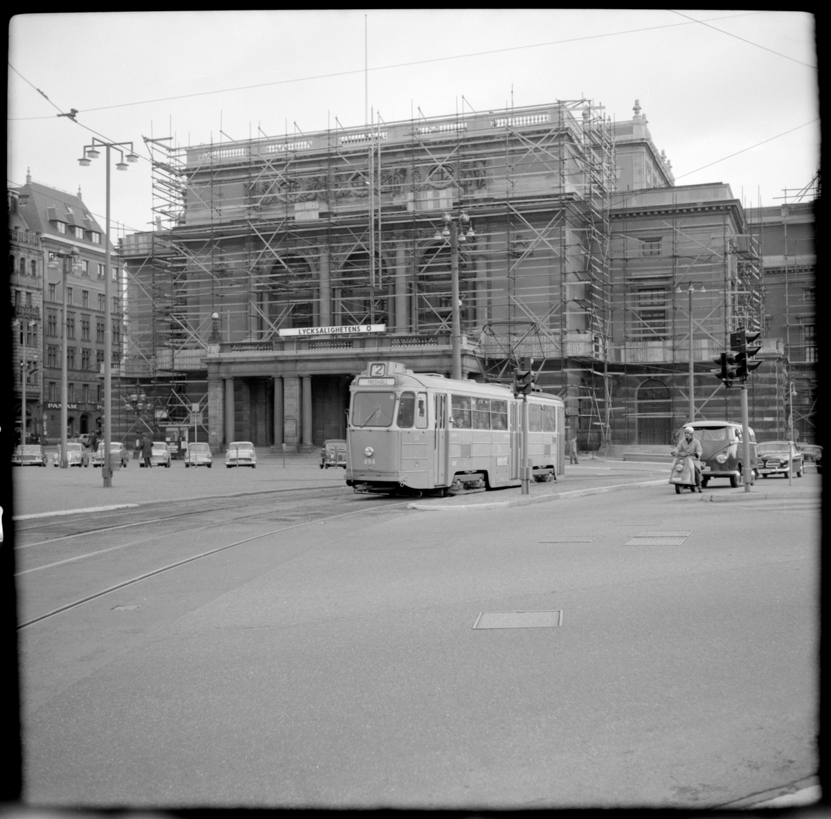 Aktiebolaget Stockholms Spårvägar, SS A26 477 "mustang" linje 2 Fredhäll - Karlaplan vid Gustav Adolfs torg.