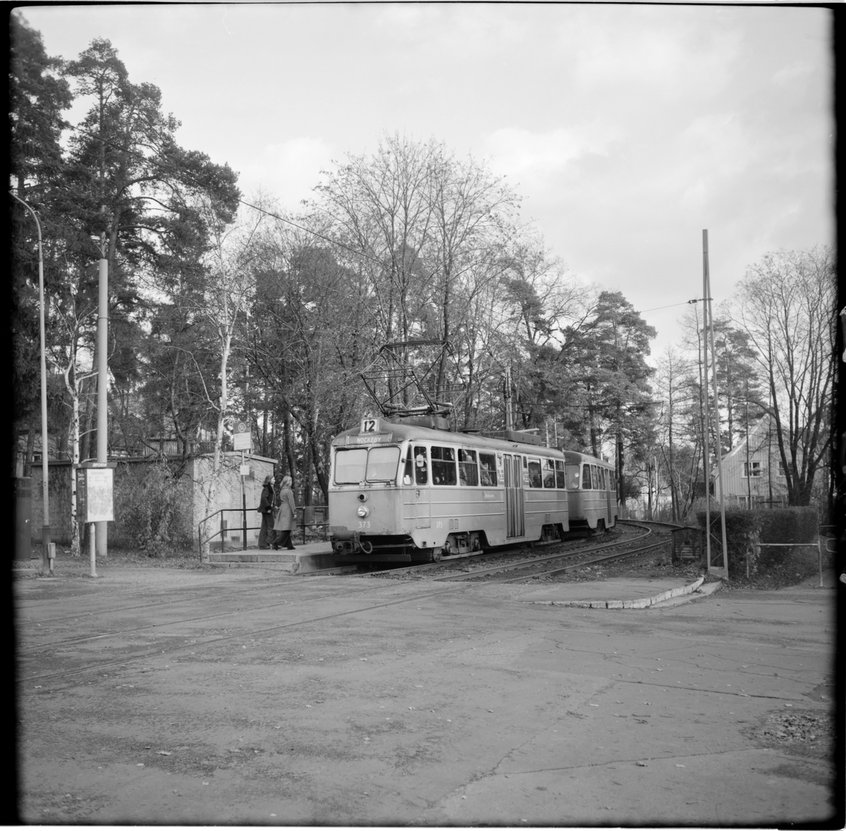 Aktiebolaget Stockholms Spårvägar, SS A24 373 "ängbyvagn" linje 12 Nockeby vid hållplats Smedslättstorget, vagn mot Nockeby.