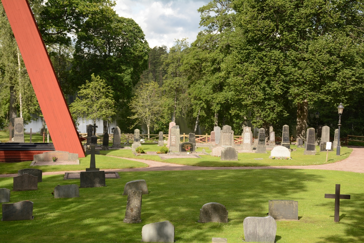 Exteriör från kyrkogården vid Bottnaryds kyrka, Jönköpings kommun.