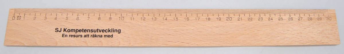 Pennset bestående av fodral, linjal, blyertspenna, sudd och pennvässare.

(1) Fodralet är av brun-grå kartong. På framsidan finns en bild av ett lok med två vagnar som transporterar en linjal och en pennvässare. Motivet är tryckt i svart.

(2) Suddet är brunt och rektangulärt.

(3) Linjalen är av beige trä och mäter från noll till 30. Varje centimeter är utskriven med siffror medan milimetrarna är markerade med sträck. Siffrorna och sträcken är tryckta i svart.

(4) Pennvässaren är av beige trä, medan kniven är av silverfärgad metall. 

(5) Blyertspennan är av beige trä.