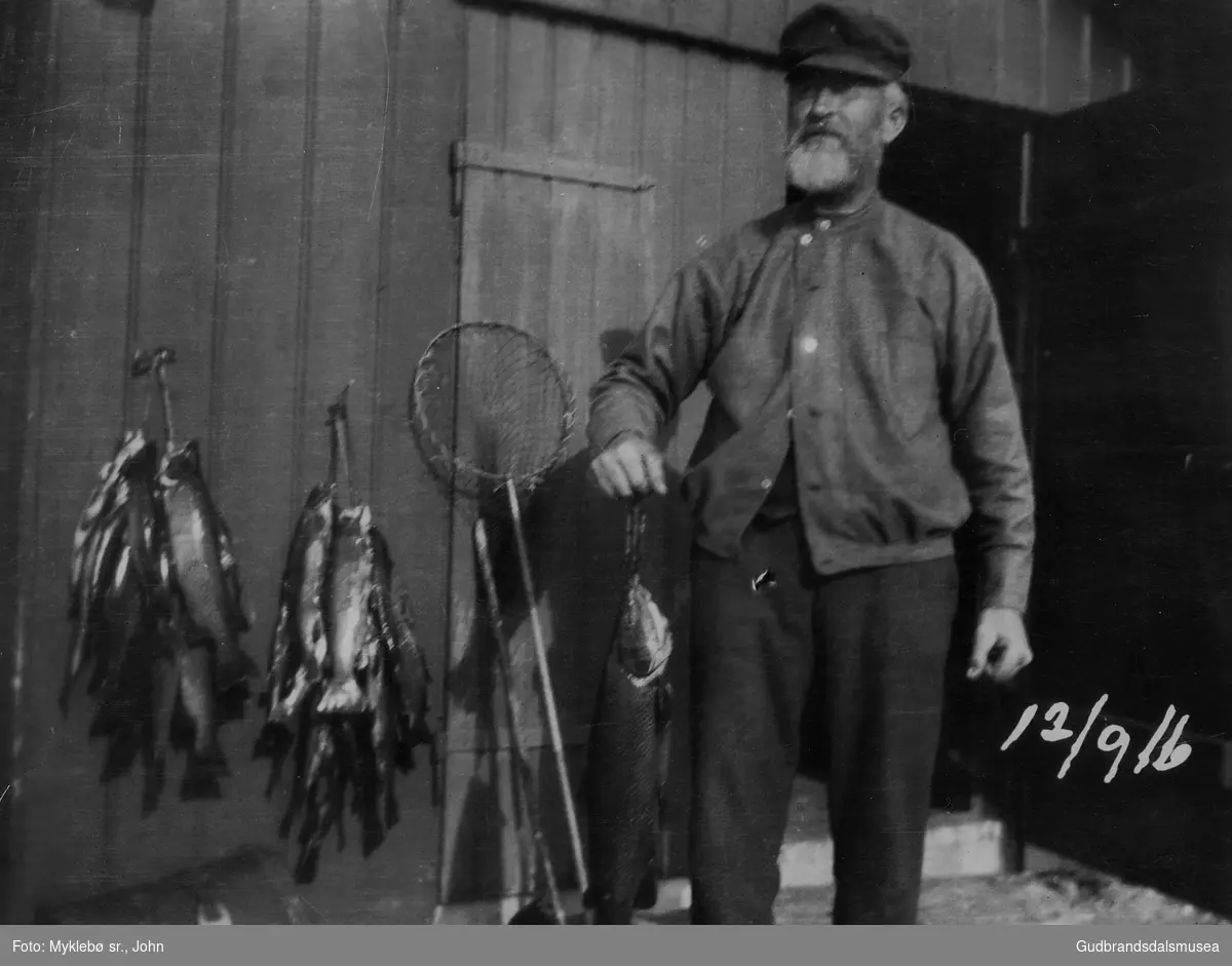 Kristian P. Kvisberg med fiskefangst ved Megrundstjernet i Gausdal Vestfjell 12.9.1916