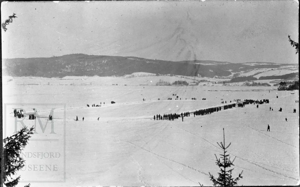 Travløp på isen på Randsfjorden ved Jevnaker. Hest og slede og tilskuere. 