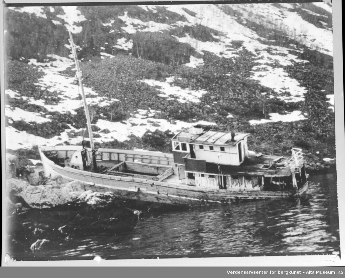 Båten ''Queen of the fleet'' grunnstøttet på Bekkarfjordneset.