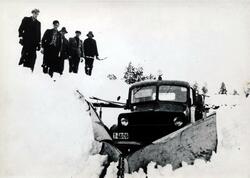Snøbrøyting og snømåking av vegen over Nordmarka i 1942-1943