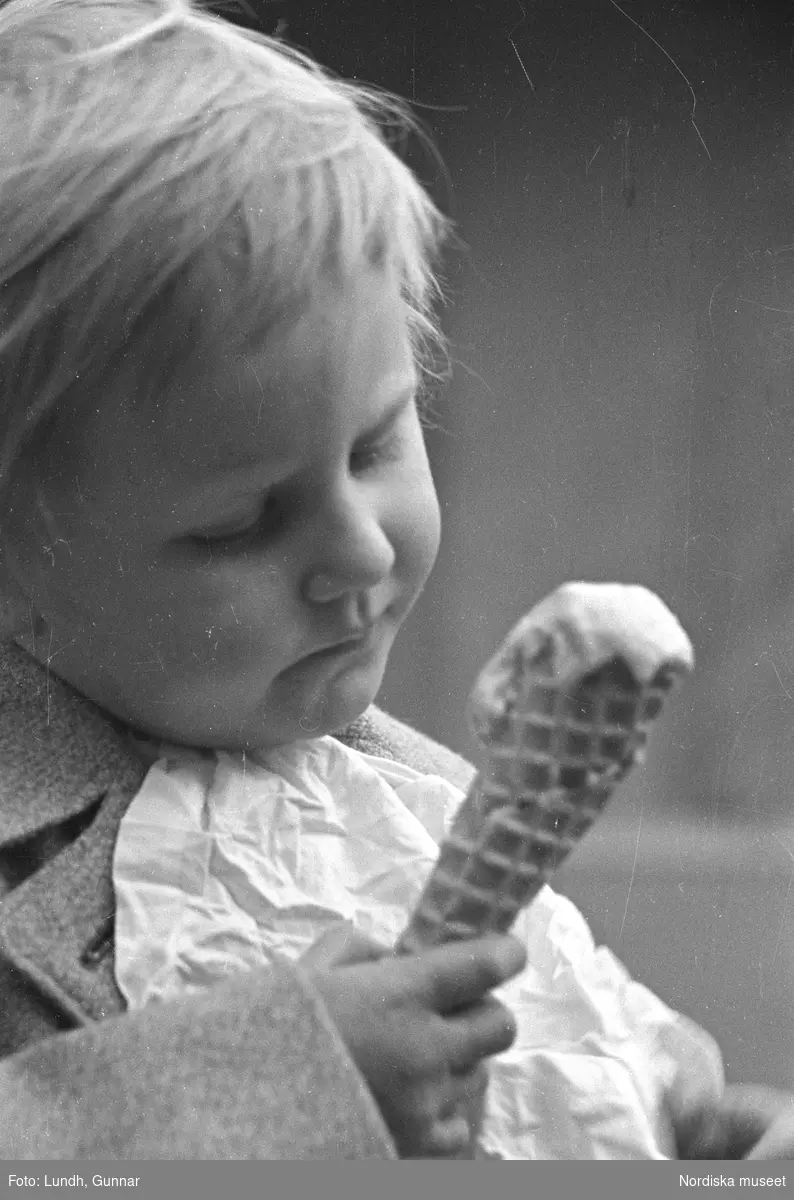 Motiv: G. Nordblads dotter;
Porträtt av en flicka, porträtt av en kvinna och en flicka, en man fotograf Gunnar Lundh ligger i en soffa.

Motiv: (ingen anteckning) ;
Porträtt av en flicka, porträtt av en man och en flicka.

Motiv: G. Nordblad med dotter;
Porträtt av en man äter en glass, porträtt av en flicka och en man som äter en glass, porträtt av en flicka som äter en glass.