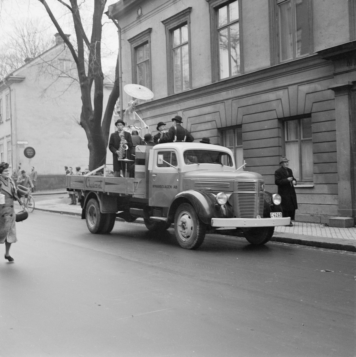 Kårbal, musiker på lastbilsflak, Uppsala, oktober 1959