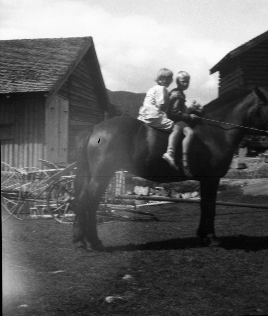 To barn på hesterygg. Ca. 1920 - 30