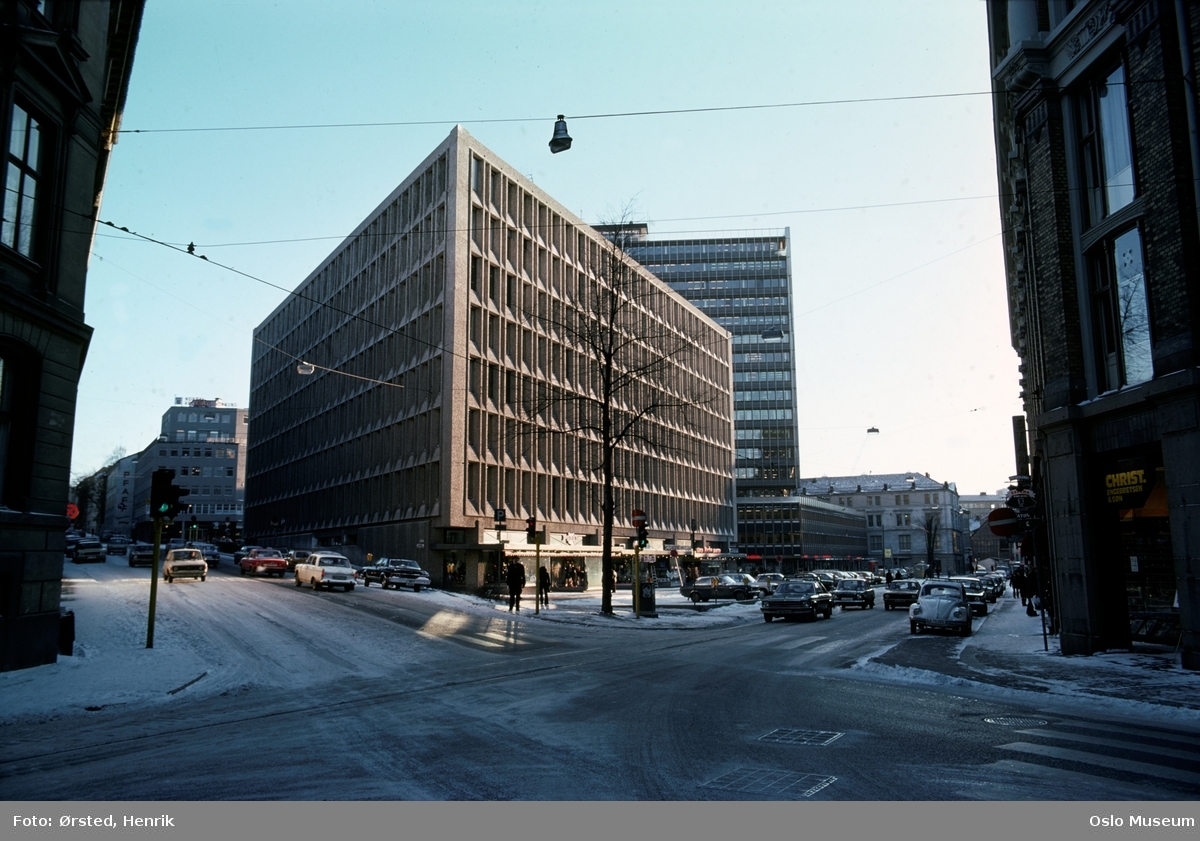 gatekryss, trafikklys, kontorbygninger, Oslo helseråd, biler, mennesker, snø