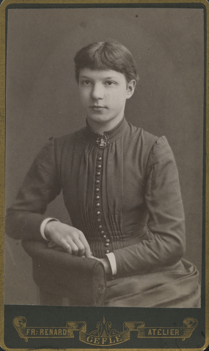 Porträtt av ung kvinna.