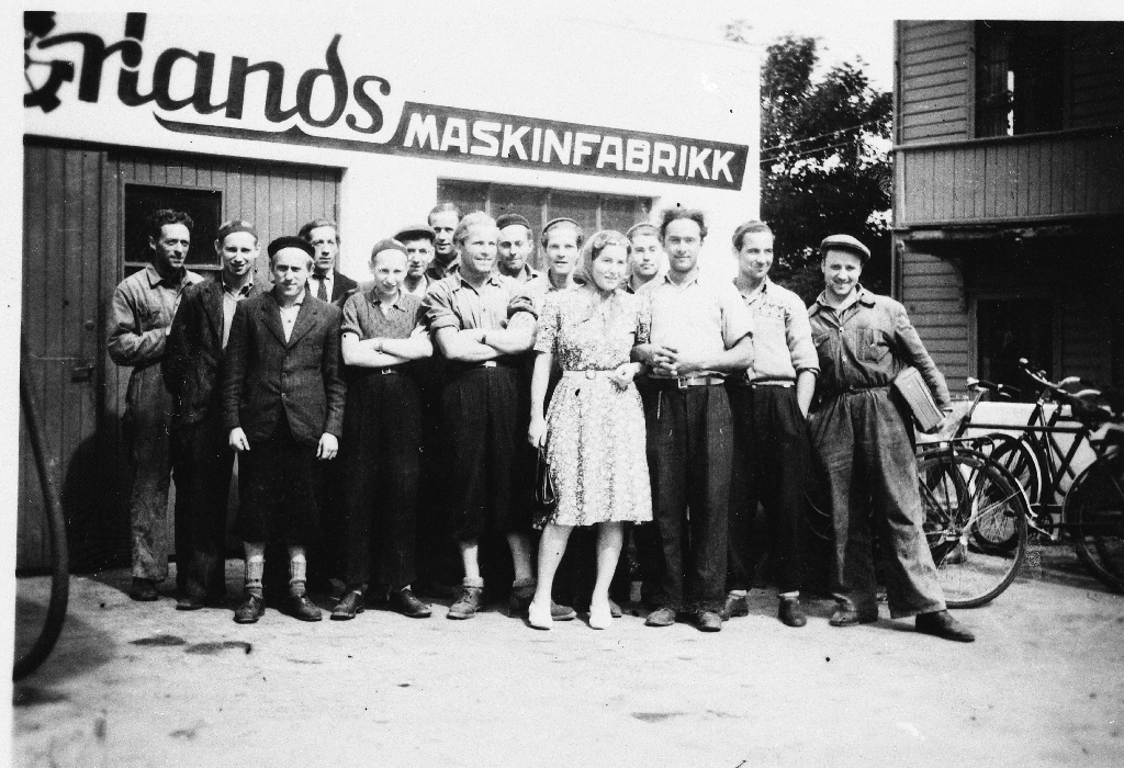Arbeidarar og kontordame ved Erlands Maskinfabrikk i Storgata. Her ligg nå (1990) SR-banken.