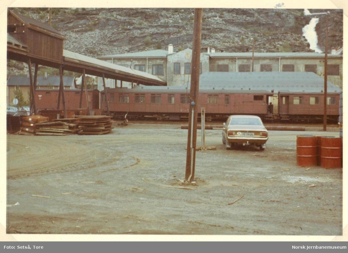 To av Sulitjelmabanens personvogner på Lomi stasjon, kort tid før banens nedleggelse