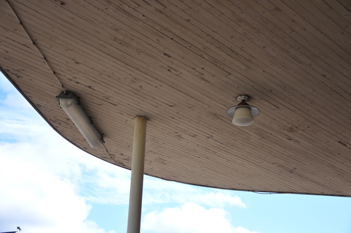 Undersidan av taket till en bensinstation i Särna. Bensinmacken är av typen som kallas "sittande hund".