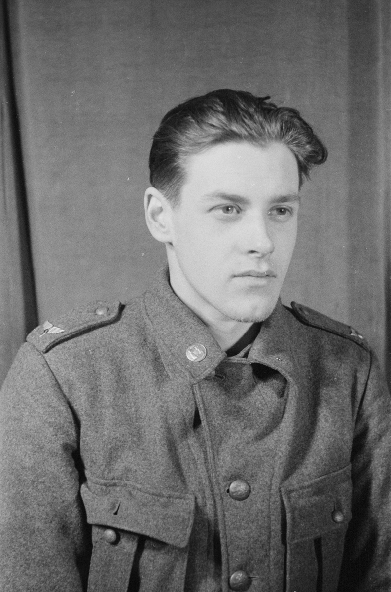 Porträttfoto av soldat Samuel Arne Sundvall (nummer 860), verkstadsarbetare vid F 19, Svenska frivilligkåren i Finland under finska vinterkriget, 1940.