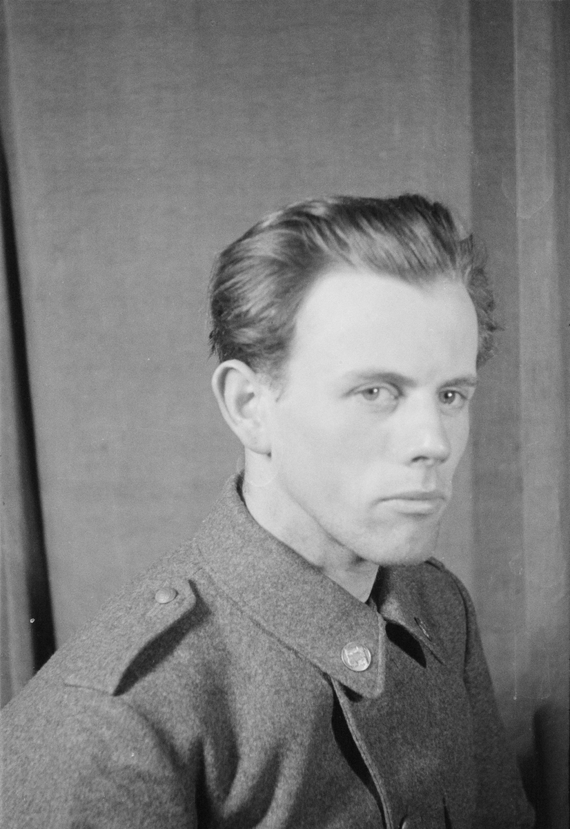 Porträttfoto av sergeant Carl Gustaf Rask (nummer 780), mekaniker vid F 19, Svenska frivilligkåren i Finland under finska vinterkriget, 1940.