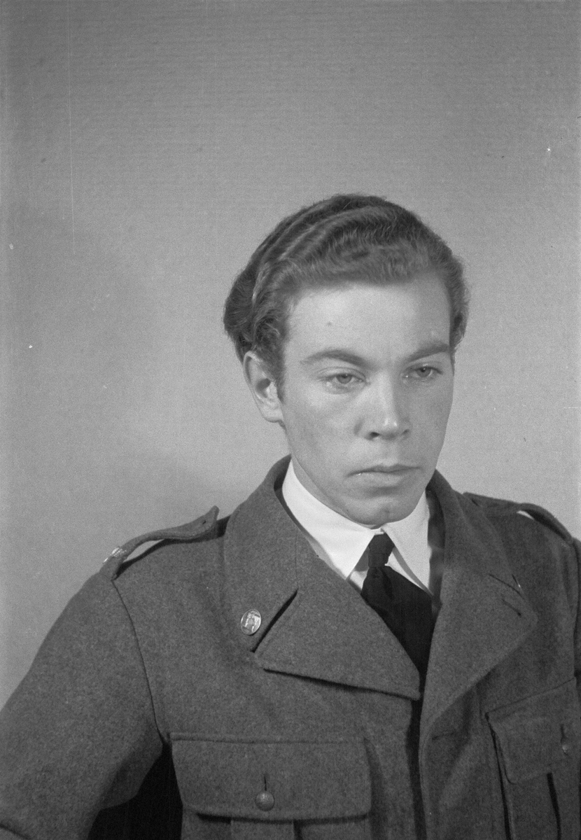 Porträttfoto av sergeant Sten Viktor Torgny Anderberg (nummer 798), vapensmed i Posio vid F 19, Svenska frivilligkåren i Finland under finska vinterkriget, 1940.
