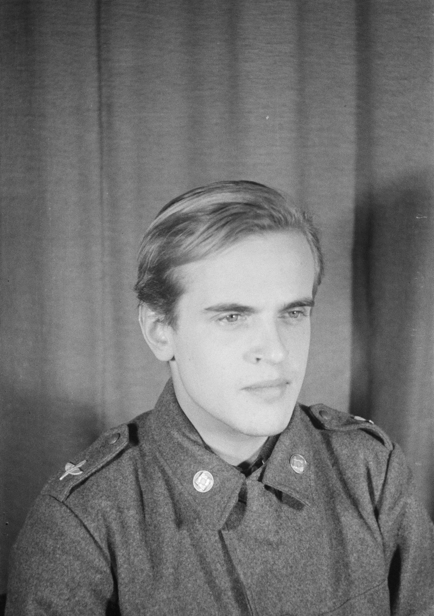 Porträttfoto av fänrik Martin Wennerström (nummer 874), flygförare vid F 19, Svenska frivilligkåren i Finland under finska vinterkriget, 1940.