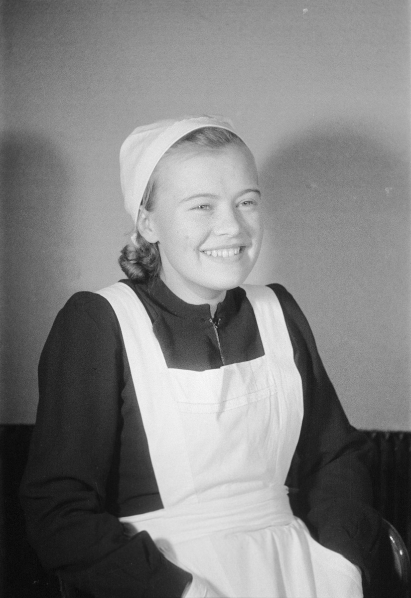 Porträttfoto av fröken Sirkka, finsk lotta vid F 19, Svenska frivilligkåren i Finland under finska vinterkriget, 1940.
