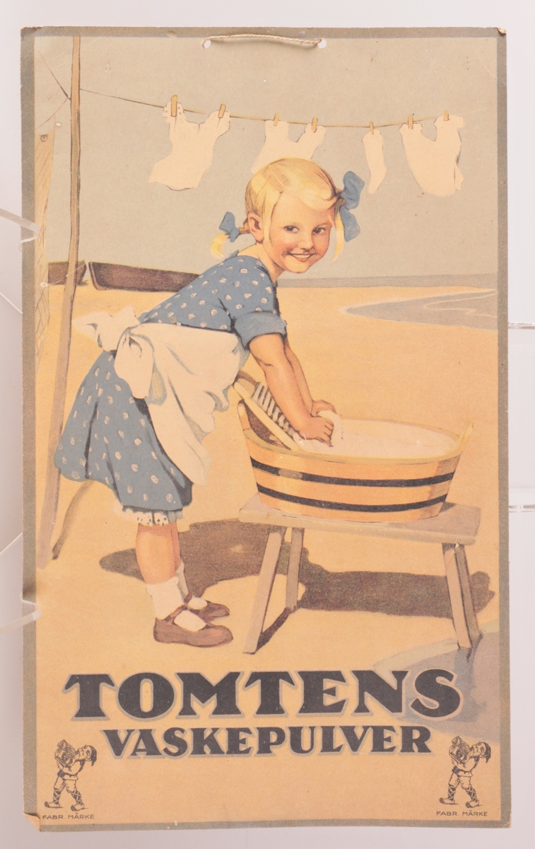 Plakat i papp med et bilde av ei jente som vasker klær