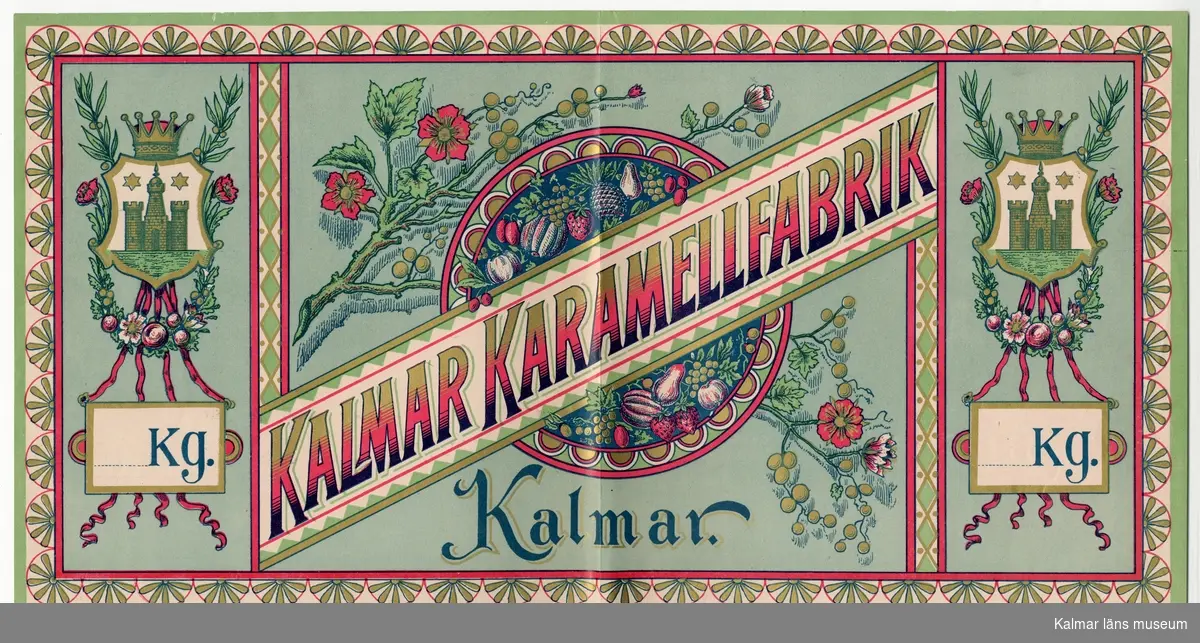 KLM 21360:3:10 Etikett, av papper, tryck av litografisk etikett. På etiketten text, Kalmar karamellfabrik, samt Kalmar stadsvapen. I färgen rosa, guld och vitt på grön bakgrund. Etikett till karamellförpackning. Beställare, Kalmar karamellfabrik, Kalmar. Tryckt på Janssons Litografisk tryckeri i Kalmar. Trycket låg löst i provbok med varuetiketter mm, KLM 21360:1.