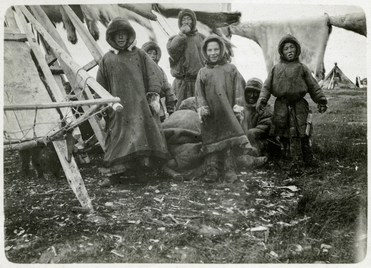 Ett grupporträtt av barn i den ryska byn Chabarova.