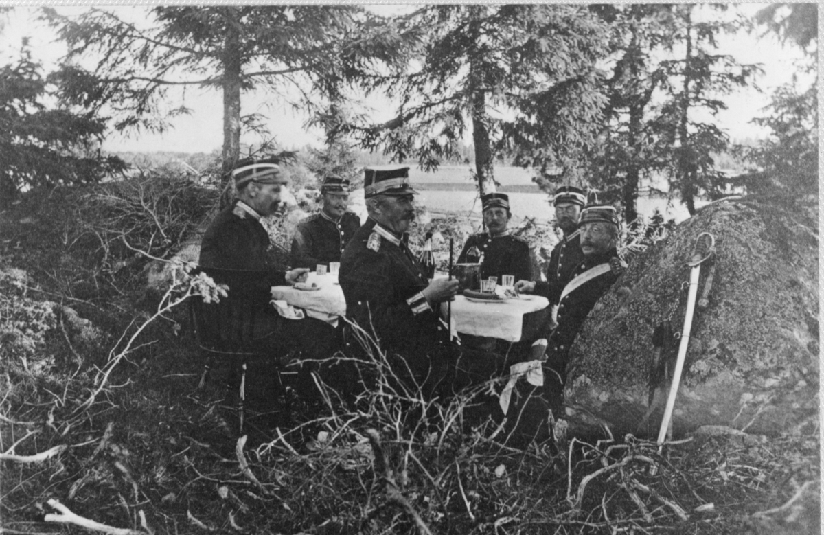 Middag under fälttjänstövning på 1890-talet. Fr v Wolffelt, Regint Hamilton, Överste Stjernstedt, Bergenstråhle, Almqvist och Regläkare Netzler.