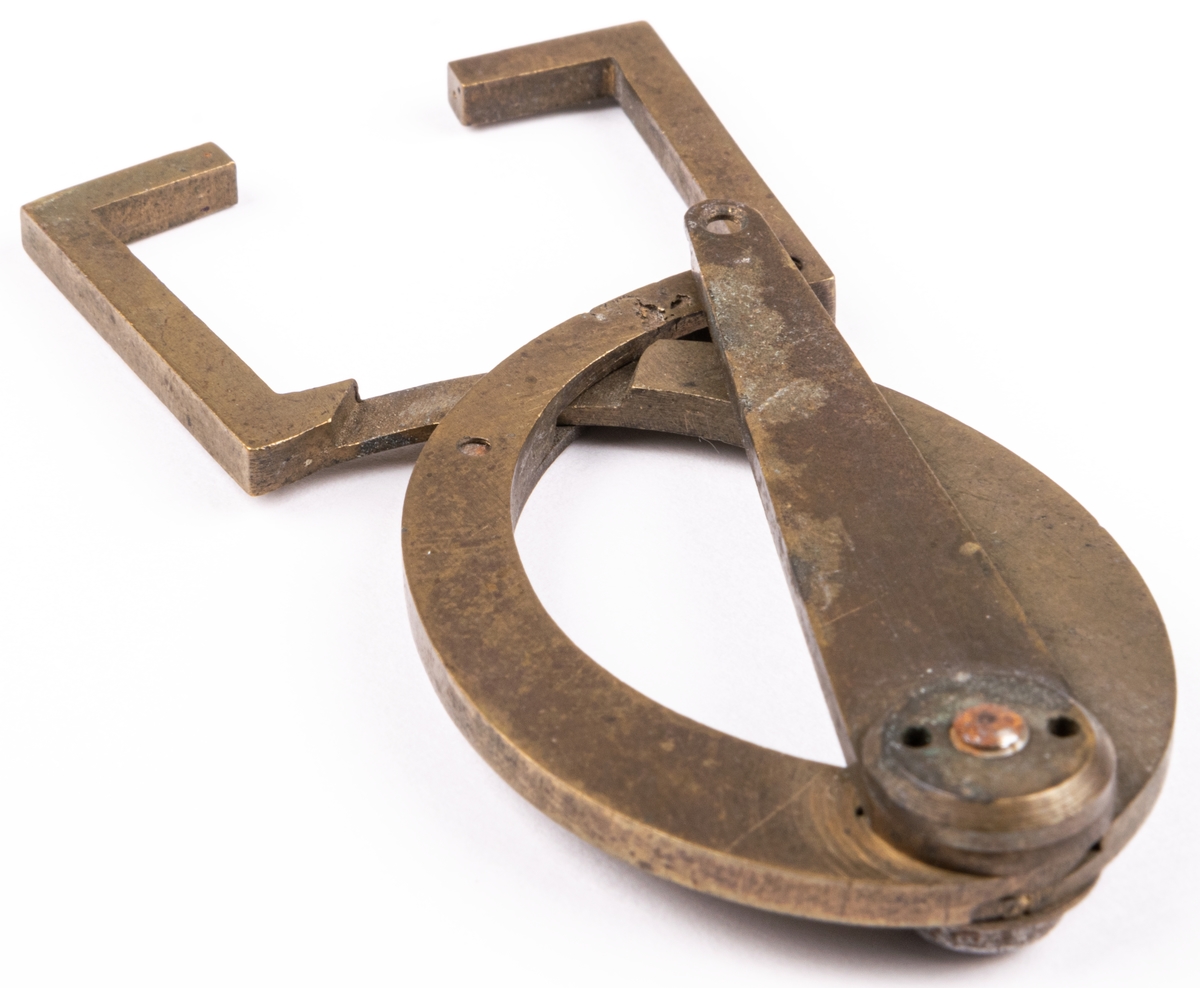 Krumcirkel, av mässing, riktverktyg för balansen av hjul. Har använts i Sehlbergs urmakeriverkstad.