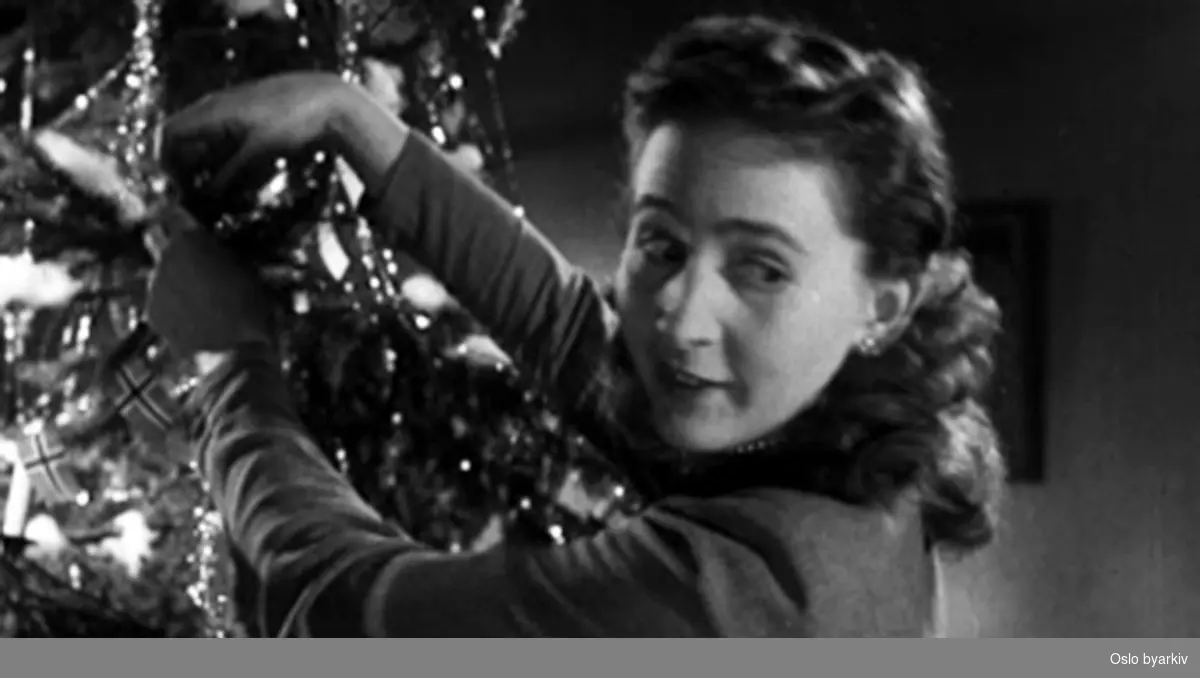 Oslo kinematografers julehilsen fra 1951. Ble vist på alle kinoene i Oslo, og publikum ble invitert til å synge med på julesangene. I rollene finner vi blant andre Anne-Cath. Vestly og Øivind Johnssen.