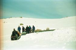 Vedkjøring med snøskuter og slede til hytta Olavsbu i Kvamsf