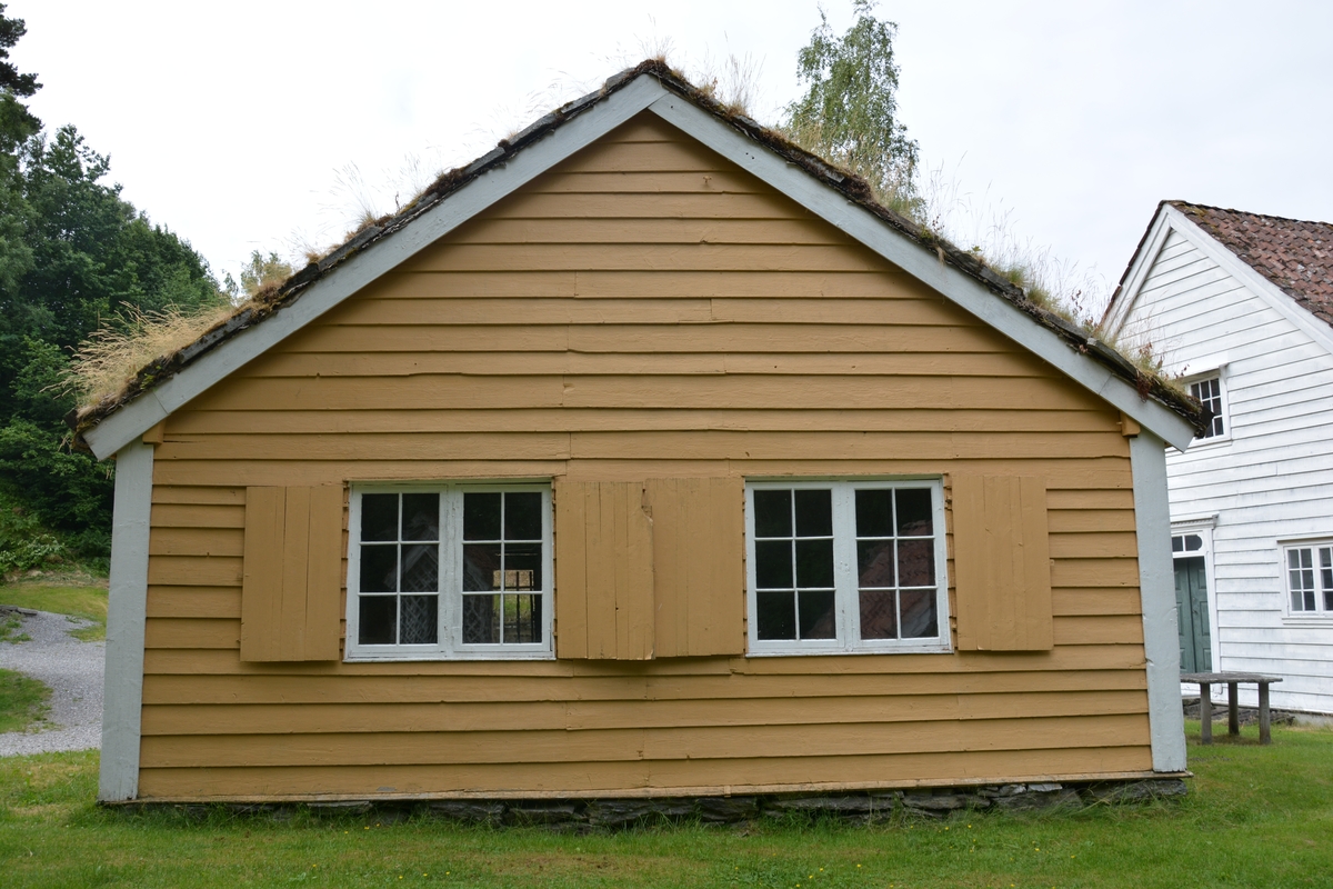 Tømra bygning med treromsplan: forstove/"Døra", skulestova og kammes. Jarnomn. Liggande panel. Torvtak.