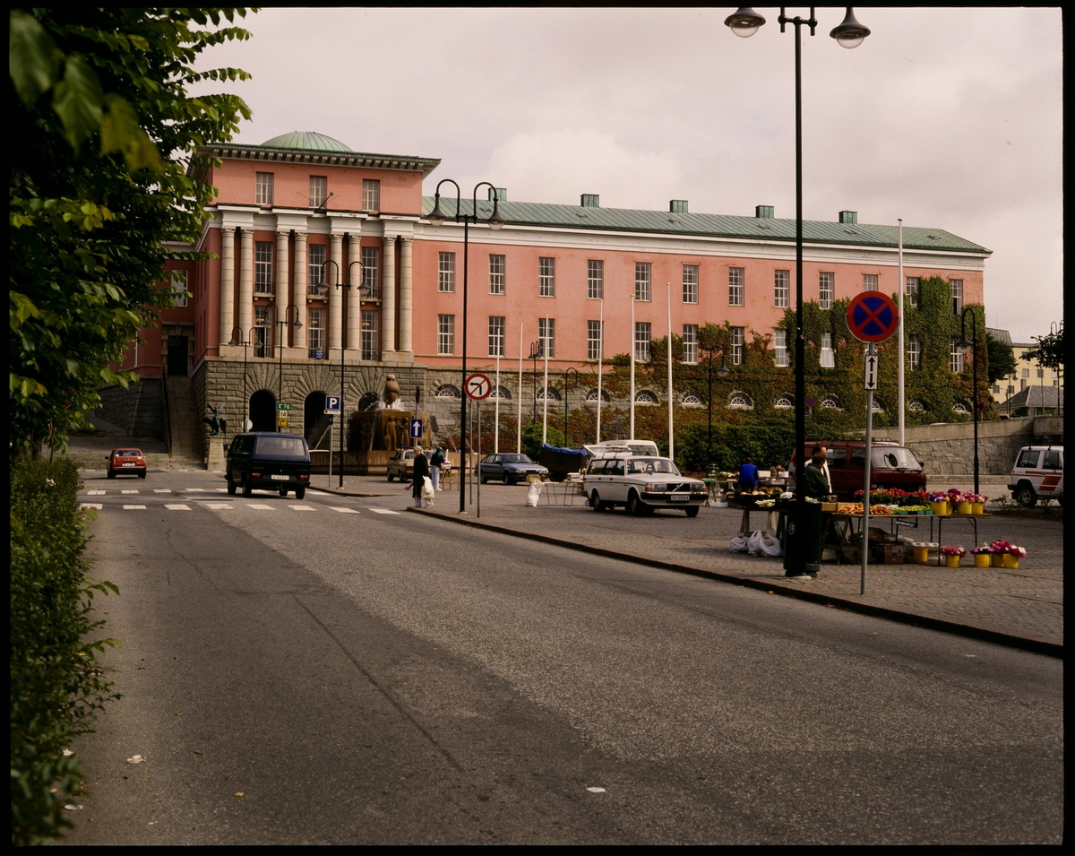 Haugesund rådhus. De to første er tatt fra Rådhusplassen, hvor det er blomstersalg. Til høyre på det første bildet er Dorthea Annaniassen fra Høyvik gartneri. Det siste er tatt på natta.