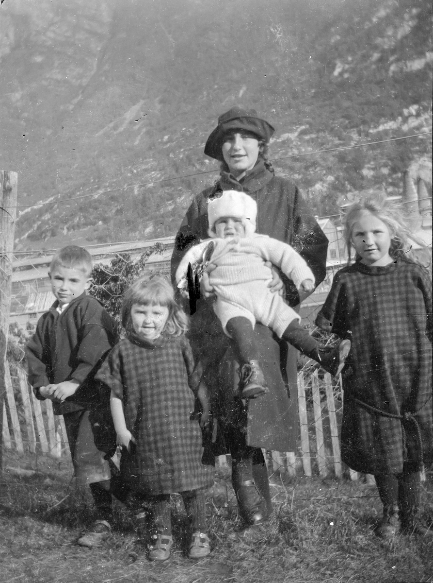 Torbjørg (Tobba) Hagen Christensen med tantebarn.