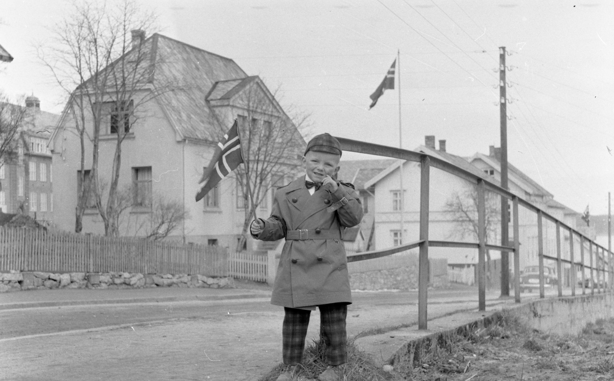 Gutt med flagg 17.mai 1958.