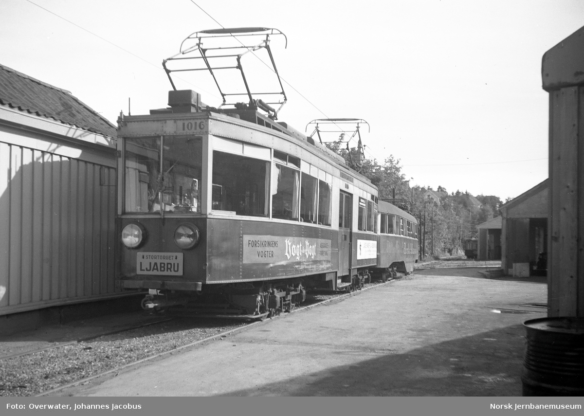 Ekebergbanens motorvogn nr. 1016 med tilhenger nr. 1044 ved vognhallen på Holtet stasjon
