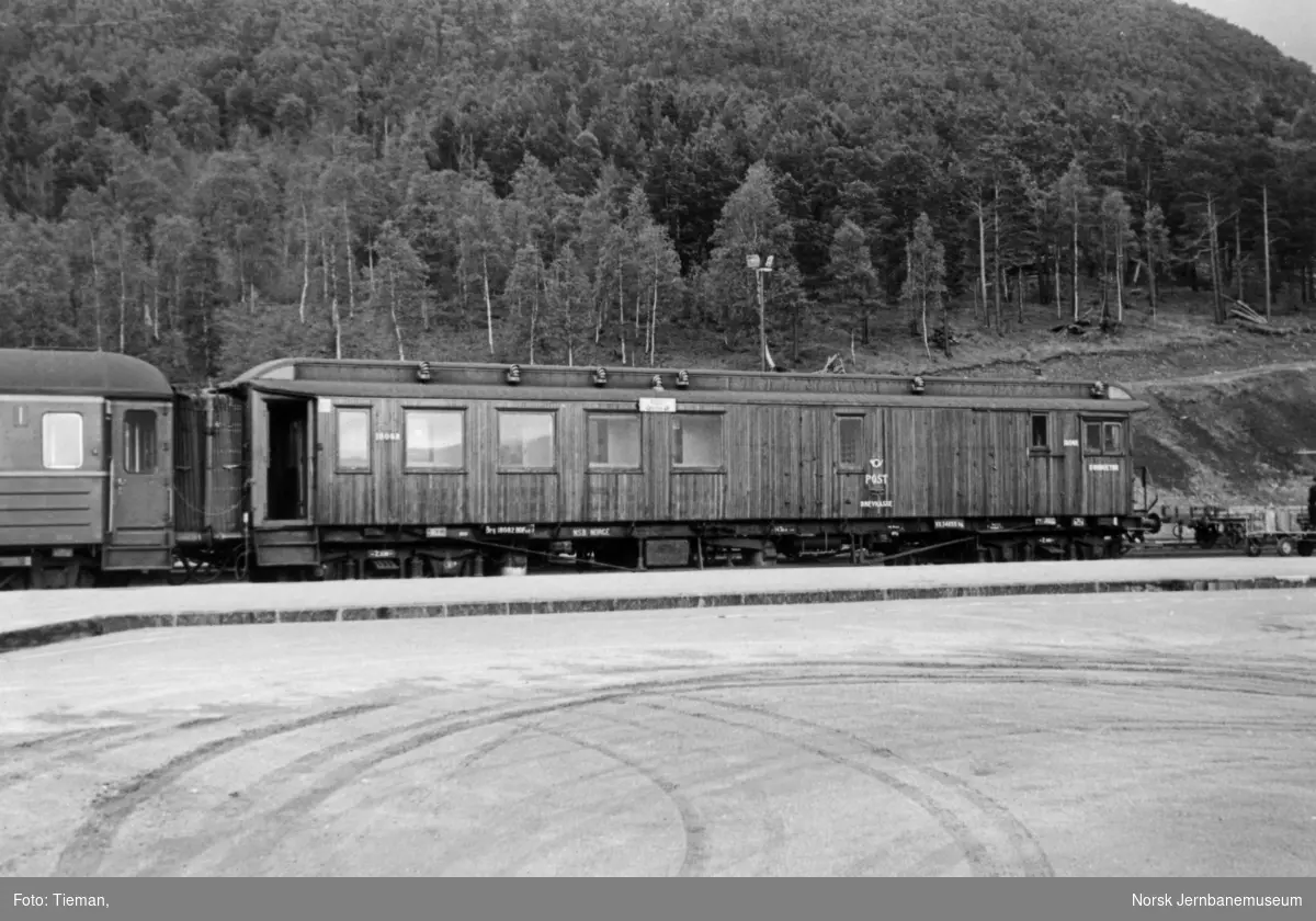 Kombinert person-, reisegods-, konduktør- og postvogn litra BDFo2-7 nr. 18082 på Dombås stasjon