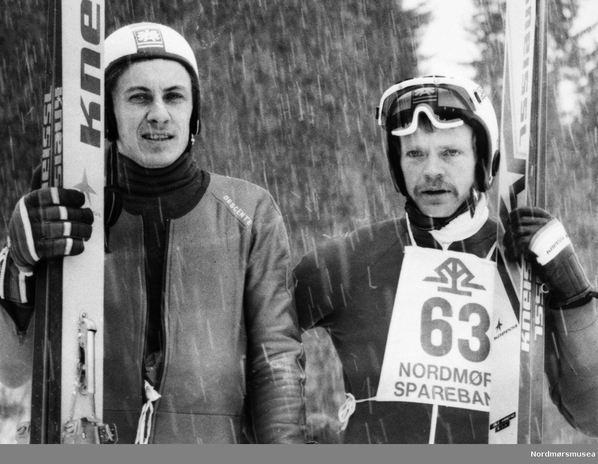Odd Bjørn Angvik, Kleive (til venstre)  og Jarle Harstad, Batnfjord deltok da det ble arrangert hopprenn i Myrabakken i Skeidsdalen  21. februar 1983. Kleive var favoritt, og med hopp på 55 og 58,5 meter innfridde han. Det ble seier, hele 18 poeng foran Jon Olav Kriken fra Volda. Jarle Harstad ble nummer tre med hopp på 54,5 og 54 meter. -- "Odd Bjørn Angvik" Bildet er fra avisa Tidens Krav sitt arkiv i tidsrommet 1970-1994. Nå i Nordmøre museums fotosamling.