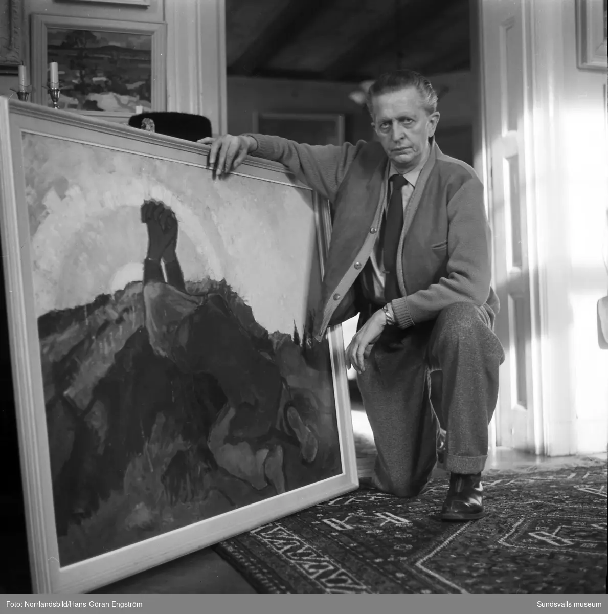 Konstnären Wilhelm Hundt. Med ett konstverk samt en porträttbild.